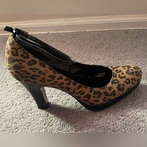 Leopard Print Women's Shoes ankle straps.
My fav shoe!👠